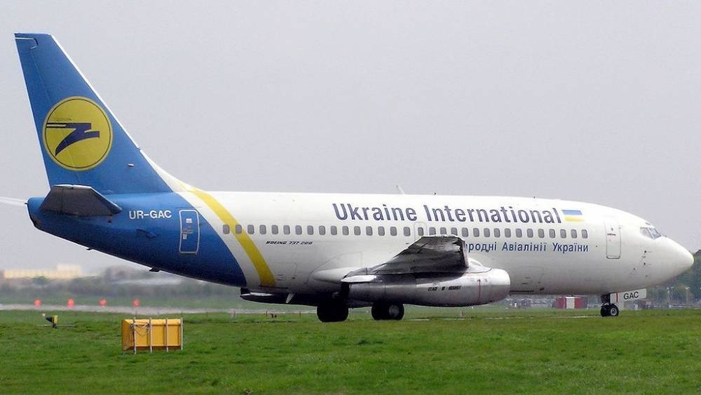 Самолет с украинскими заключенными на борту летит в Киев для обмена