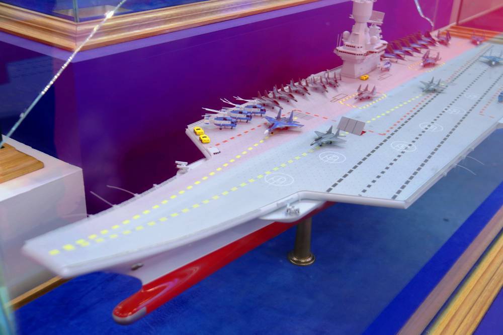 В России готовы создать первый в мире авианосец-полукатамаран