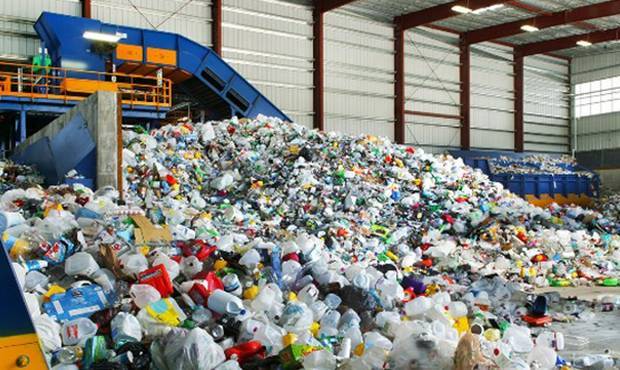 Российские переработчики закупают пластиковые отходы за границей, потому что в России мусор не сортируют