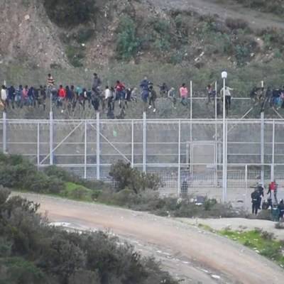 Более 150 нелегальных мигрантов в пятницу утром прорвались через границу Сеута