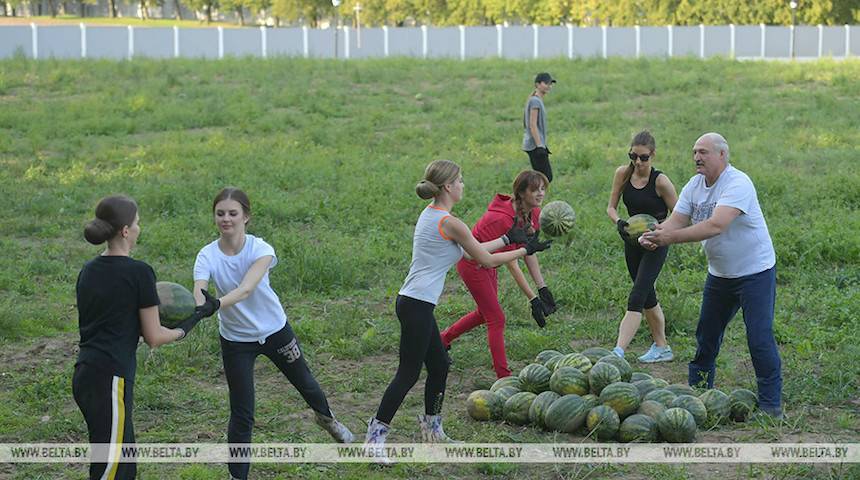 Лукашенко собрал урожай арбузов и красивых помощниц