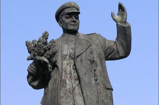 Памятник маршалу Коневу в Праге закрыли брезентом