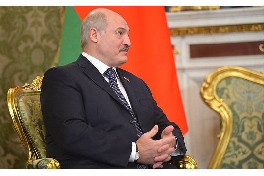 Лукашенко в компании красавиц собрал арбузы
