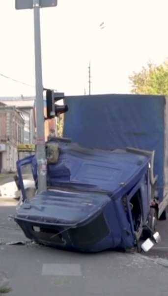 В Киеве посреди дороги вспыхнул микроавтобус