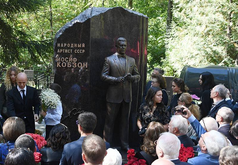 В Москве появился памятник Кобзону