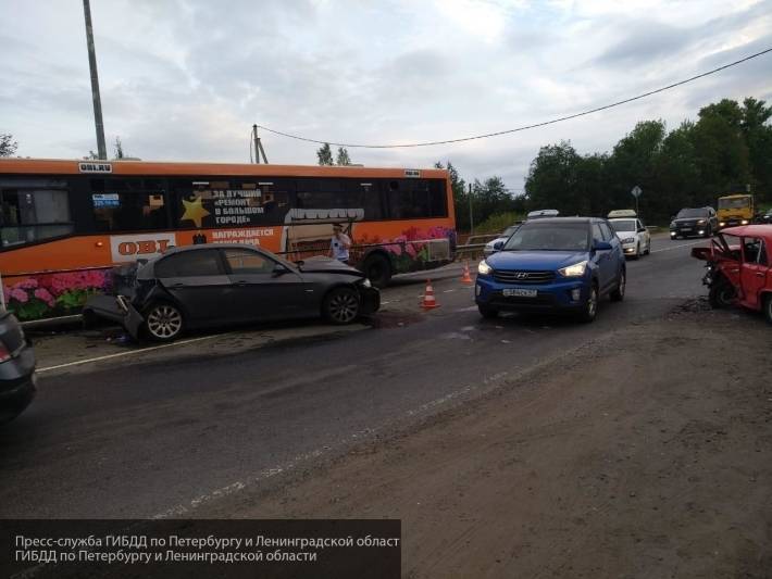 Пассажирский автобус столкнулся в двумя легковыми автомобилями в Ленобласти