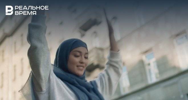 В России ритейлер впервые использовал в рекламе модель в хиджабе