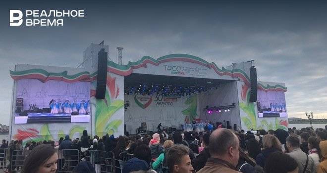 У центра семьи «Казан» начался концерт в честь Дня Республики