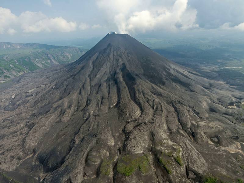 Камчатский вулкан выбросил столб пепла высотой 7500 метров
