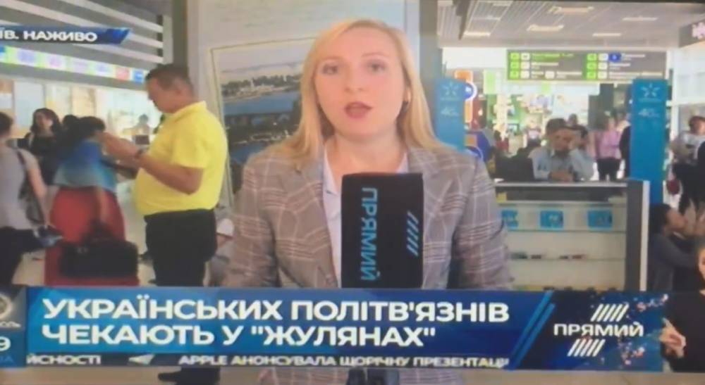 Обманутые украинскими политиками журналисты ждут в аэропорту обмена заключенными с Россией