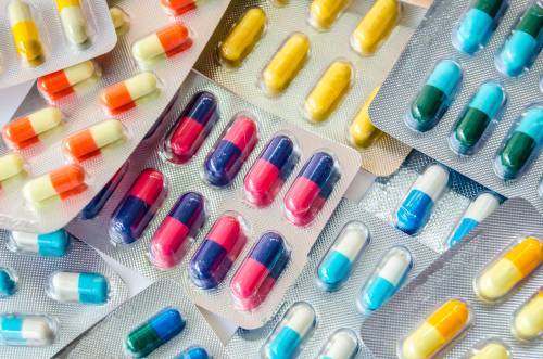 Опасные лекарства: почему в таблетках можно обнаружить частицы металлов и стекло