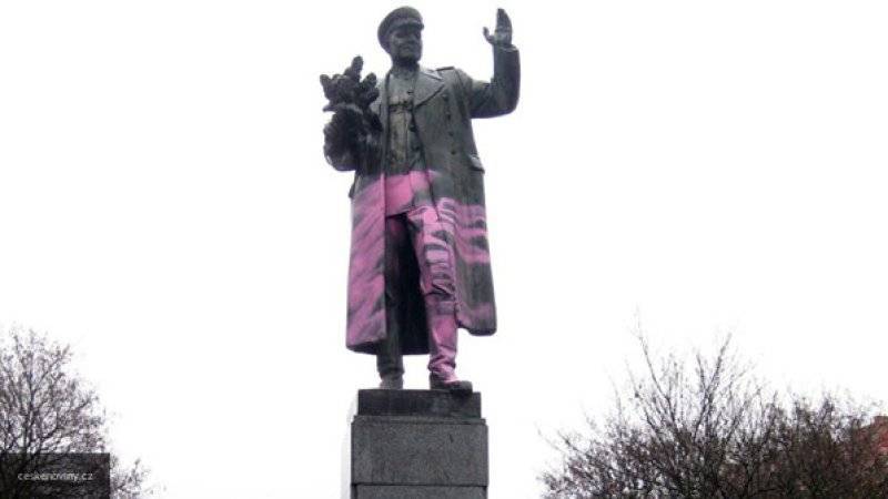 Вице-премьер Чехии прокомментировал осквернение советского памятника