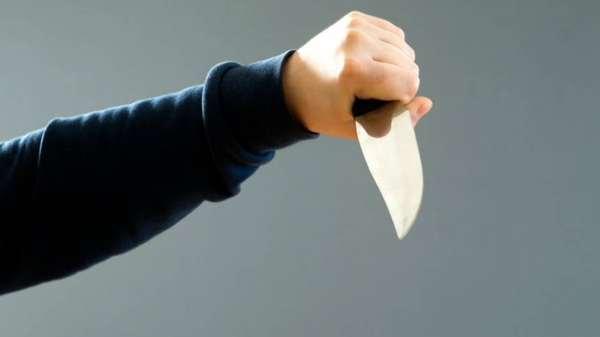Видео: Прохожая с ножом напала на ребенка в центре Тбилиси