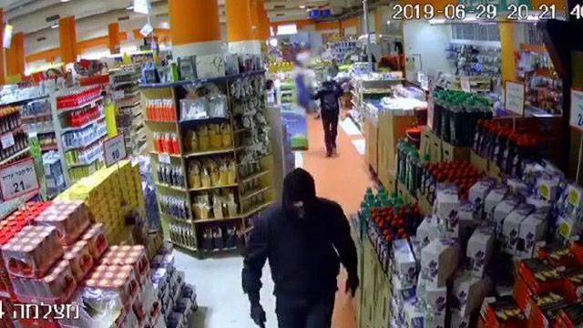 Видео: жители Галилеи ограбили магазин, угрожая сотрудникам винтовкой М-16