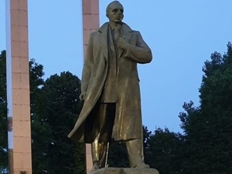 Неизвестные нарисовали серп и молот на памятнике Бандере во Львове