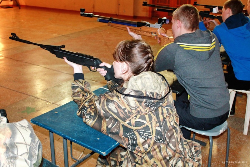 Российских школьников хотят приучать к оружию