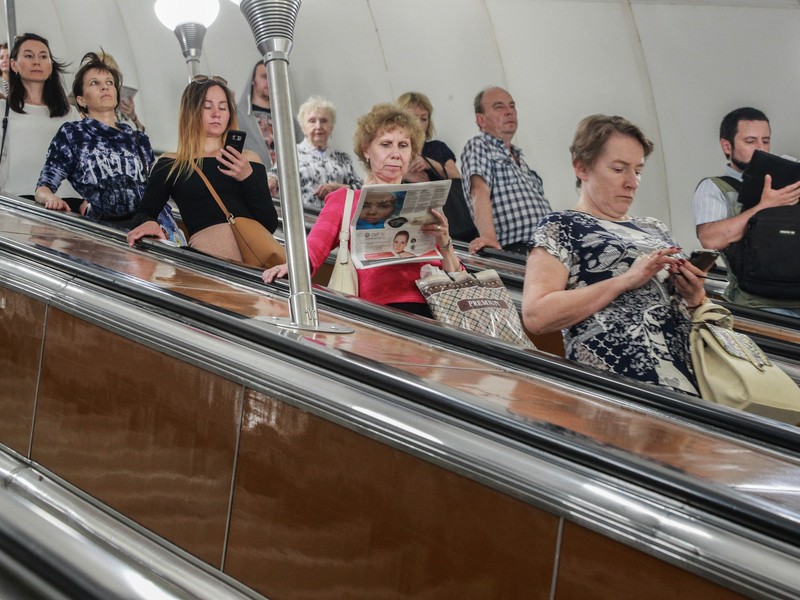 Москвичей просят отказаться от чтения на эскалаторах