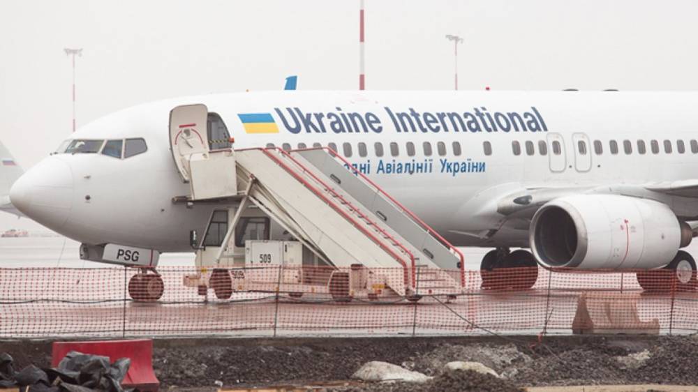 Самолет с переданными Россией украинскими заключенными летит в Киев, сообщили СМИ