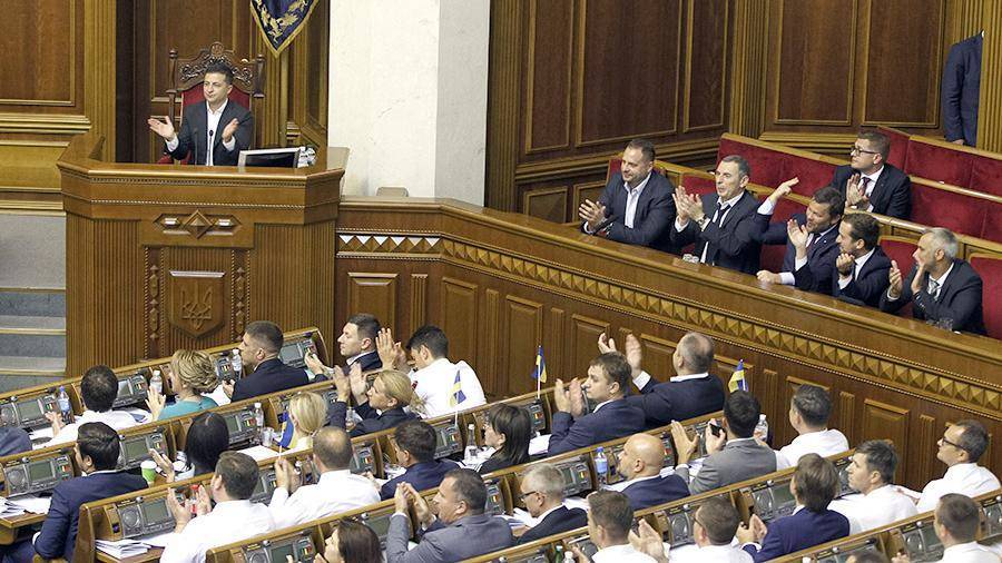 Зеленский предложил сократить число депутатов рады на треть