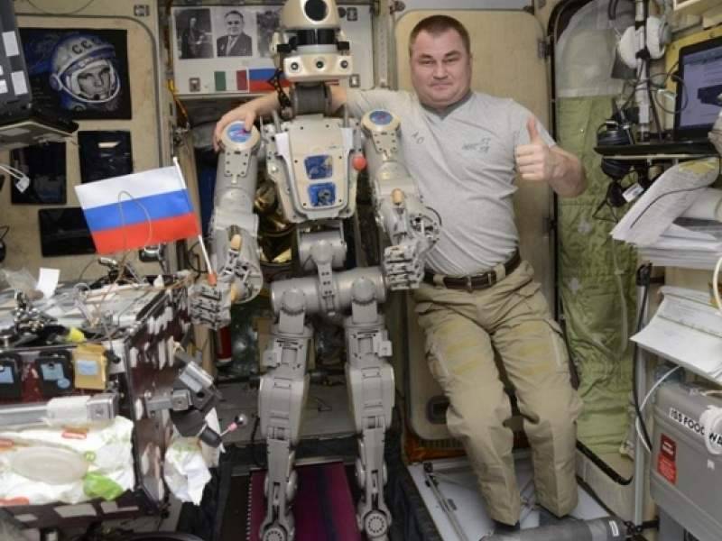 Российский космонавт угрожал роботу Федору молотком