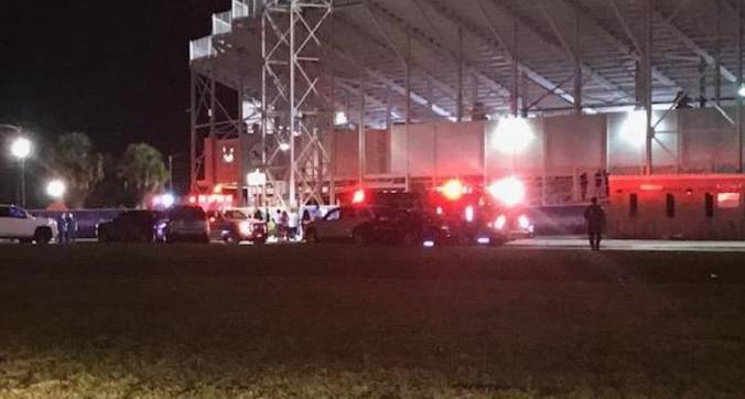 В результате стрельбы на школьном стадионе в США пострадали 10 человек.