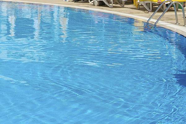 Студентка из Москвы впала в кому после купания в бассейне в Турции