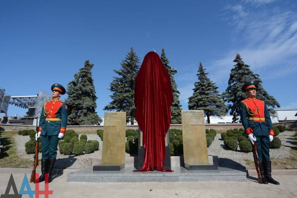 Памятник Александру Захарченко открыли на аллее героев в Донецке.