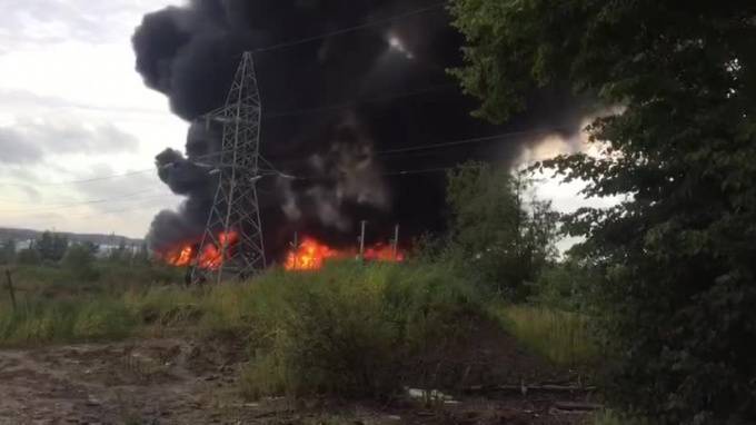 Во Всеволожском районе горит здание в промзоне