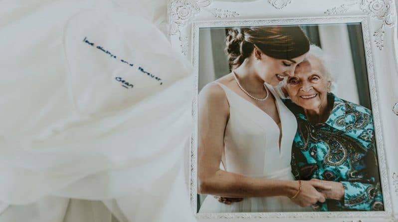 Невеста подарила безнадежно больной бабушке свадебную фотосессию, зная, что той не суждено побывать на ее празднике