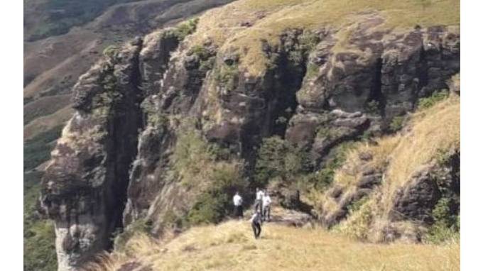 На Фиджи женщина наткнулась в горах на младенца в подгузниках, который ползал среди 5 мертвых тел