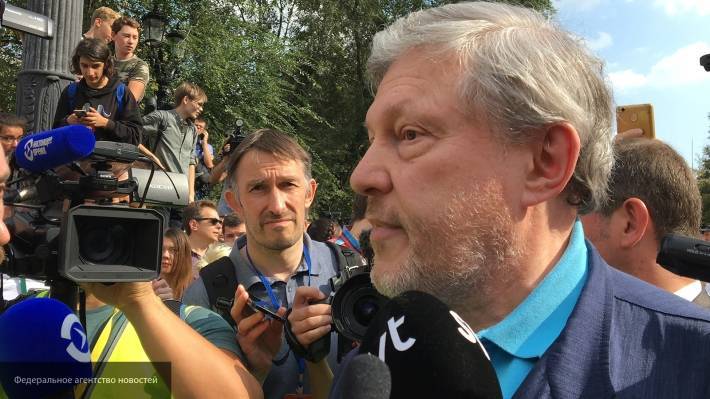 Явлинский назвал неумным голосованием идею Навального поддерживать кандидатов КПРФ и ЛДПР