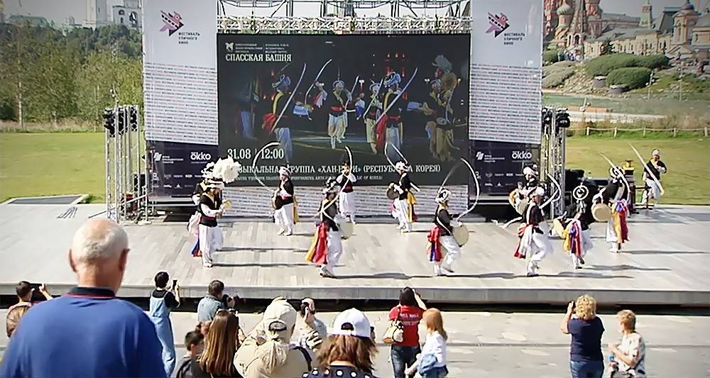 Шаманские обряды и танцы под барабаны: необычный концерт в парке "Зарядье"