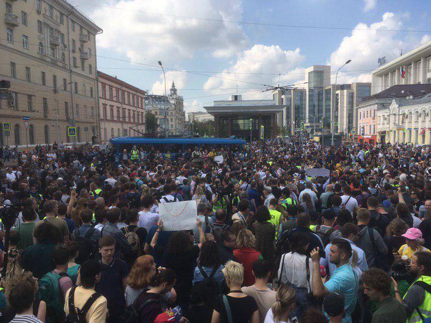 В Москве проходит шествие против политических репрессий, задержаний пока не было
