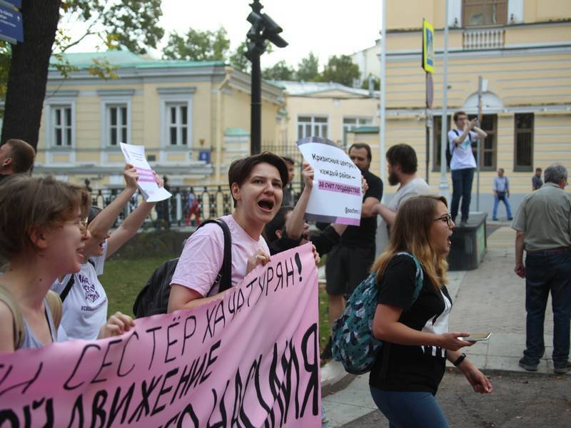Участники несогласованной акции в Москве подрались из-за плаката