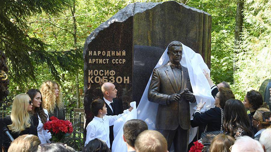 На Востряковском кладбище открыт памятник Иосифу Кобзону