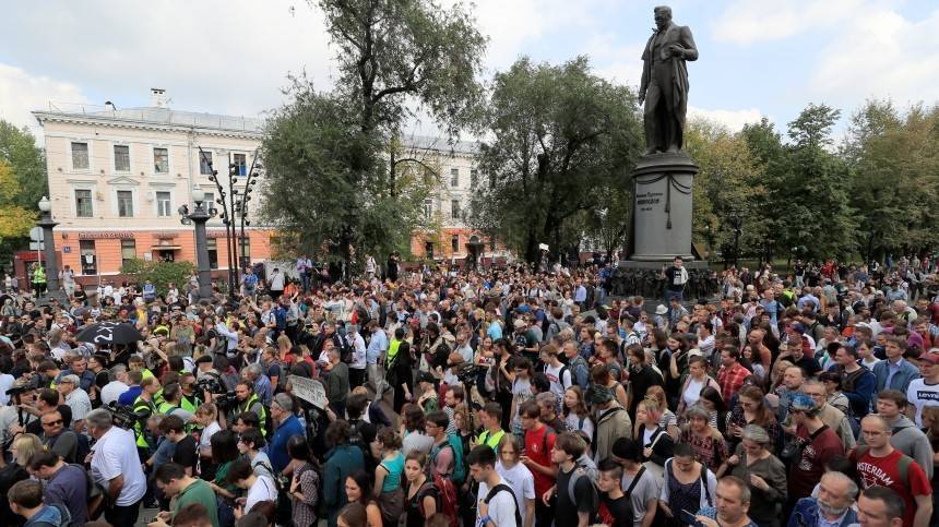 Видео: Сколько человек вышло на незаконный митинг в Москве