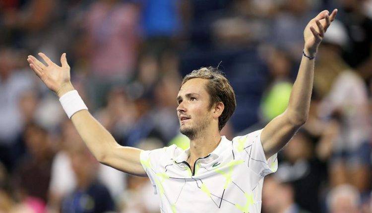 Теннисист Медведев показал болельщикам неприличный жест