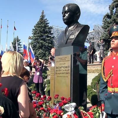 В Донецке установили памятник Александру Захарченко