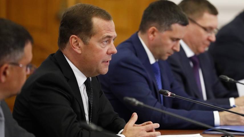 Медведев пригрозил регионам лишением денег из-за Волги