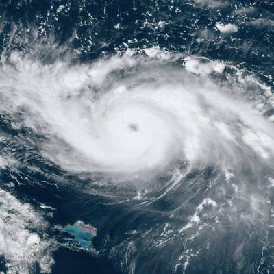 Трамп предупредил о возможном ударе мощного урагана "Дориан"