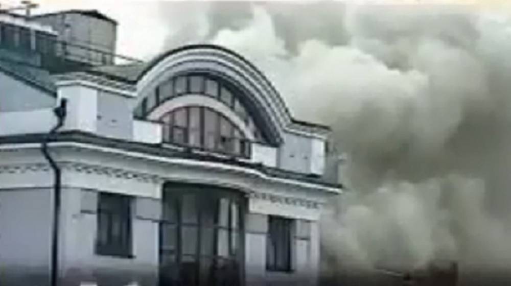 Пожар произошел в здании старой постройки в центре Москвы
