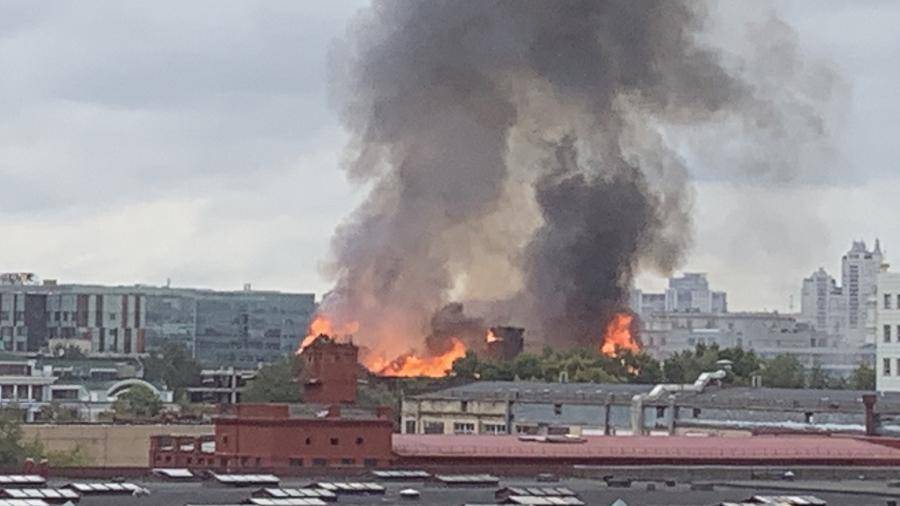 Названы вероятные причины пожара в центре Москвы