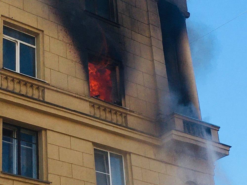 Пожарный пострадал при крупном пожаре в центре Москвы