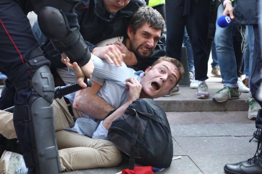 Растет количество задержанных и пострадавших на митингах в Москве