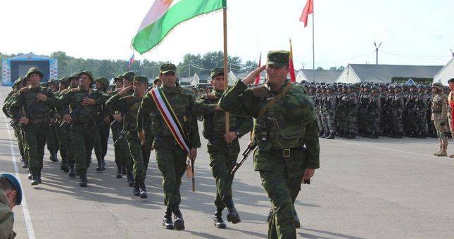 Таджикские военные прибыли в Узбекистан для участия в АрМИ-2019