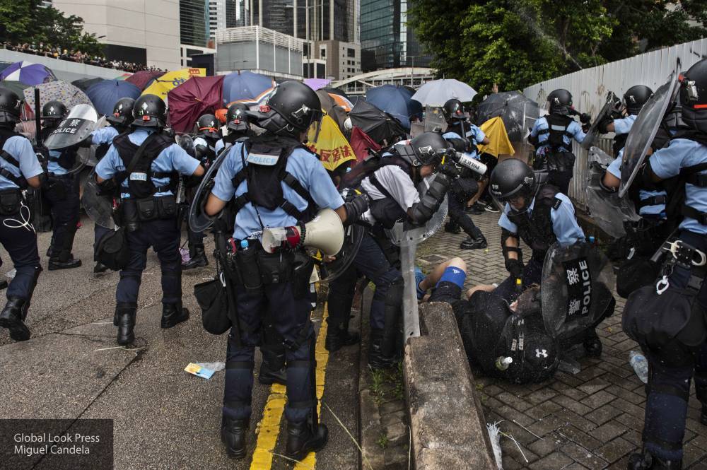 Полиция Гонконга разгоняет демонстрантов с помощью слезоточивого газа