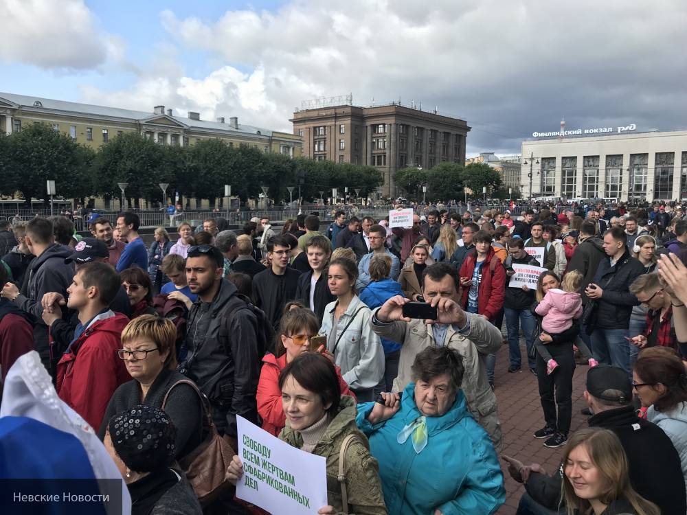 Полиция защитила митингующих либералов от возмущенных ими петербуржцев