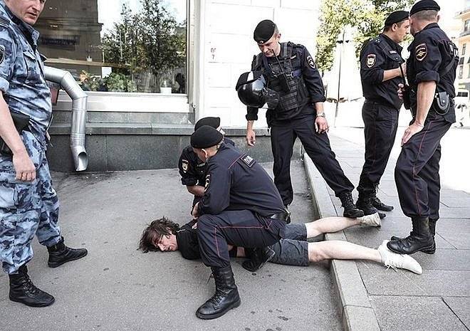 На дизайнера, которому сломали ногу у мэрии Москвы, завели административное дело