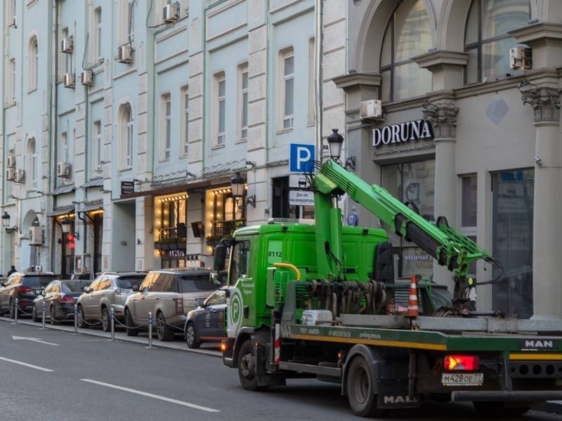 Около 200 люксовых машин нарушили правила парковки в Москве в июле