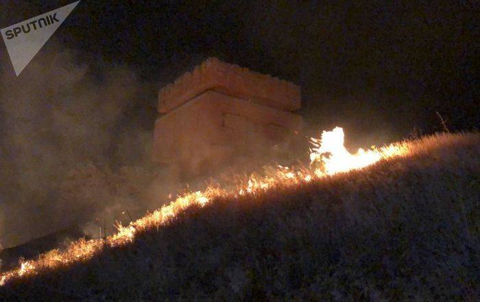 Пожар при въезде в Ереван: на место происшествия прибыли спасатели МЧС Армении – видео